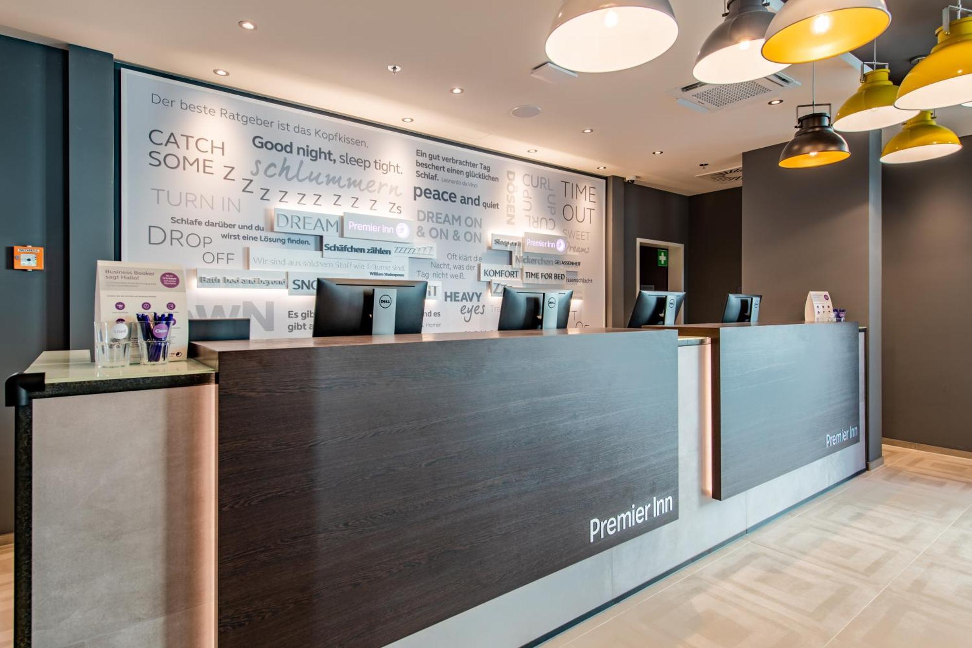 Premier Inn Stuttgart City Centre Екстериор снимка